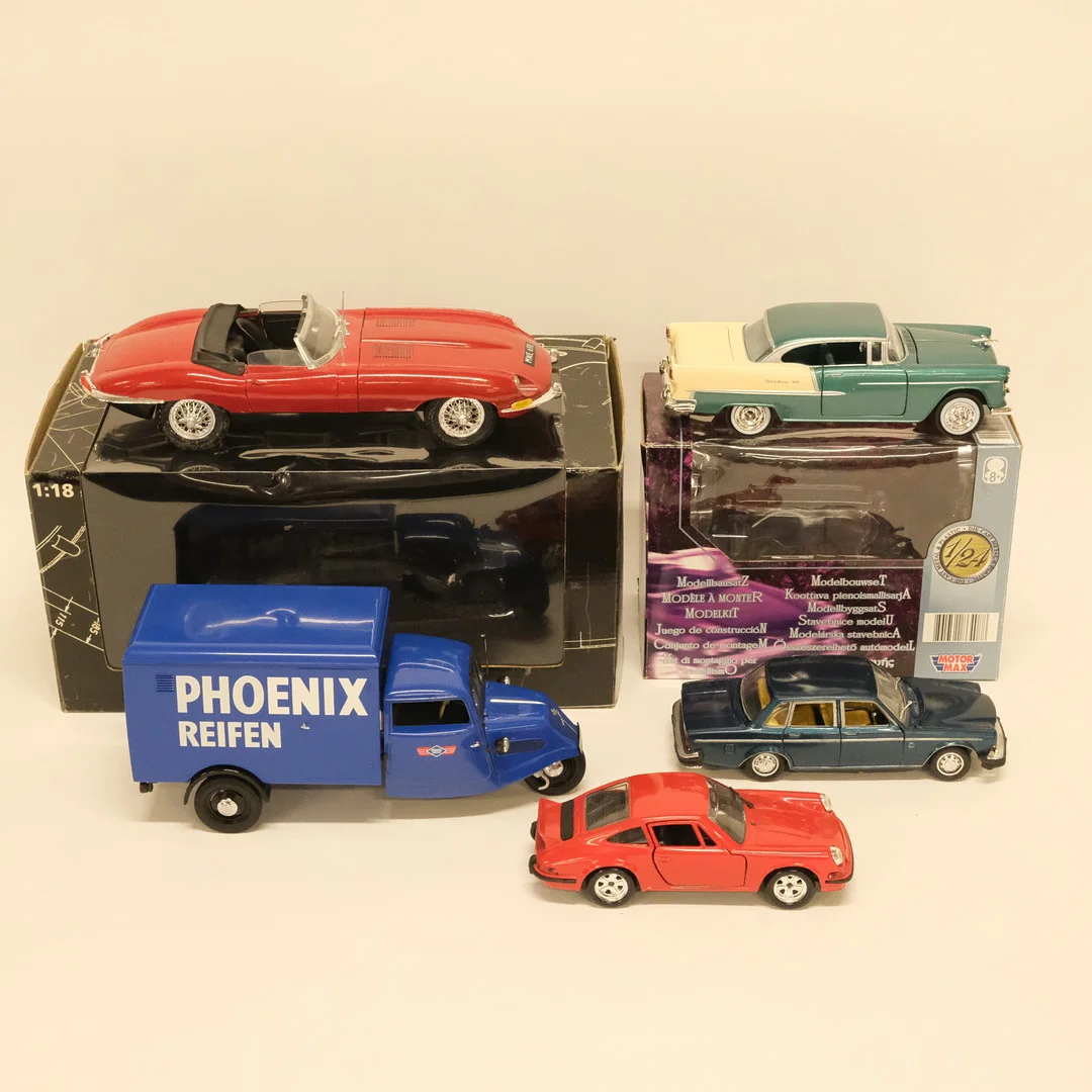 FEM MODELLBILAR. MOTOR MAX, MINICHAMPS OCH POLISTIL. SKALA 1:16-1:76. — Model cars — Björnssons Auktionskammare