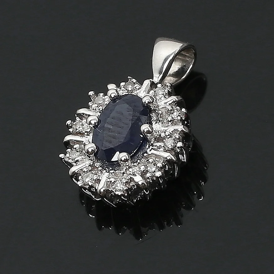 KARMOSÉHÄNGE, 18K vitguld med safir och diamanter, Guldfynd. — Brooches & Pendants — Auktionshuset Kolonn