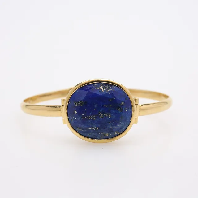 ARMRING, 18K GULD & FACETTSLIPAD LAPIS LAZULI, TOTALT 17,9 GRAM.