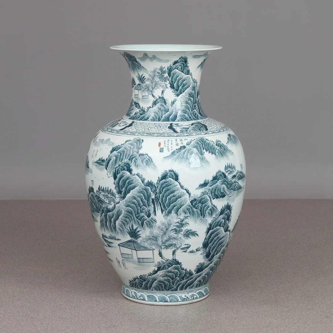 GOLVVAS. Porslin med dekor i grönt av landskap och kalligrafi mot vit fond. Kina, samtida tillverkning. — Ceramics & Porcelain — Skånes Auktionsverk