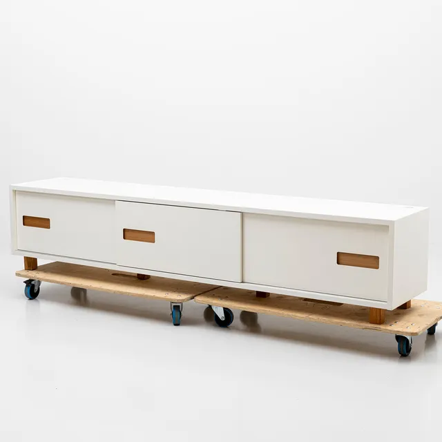 PER SÖDERBERG. Sideboard, vitlackerat med detaljer i ek, "Funk", Asplund, 2000-tal.