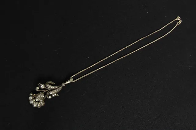HALSBAND, silver, 1920-30-tal, med kedja.