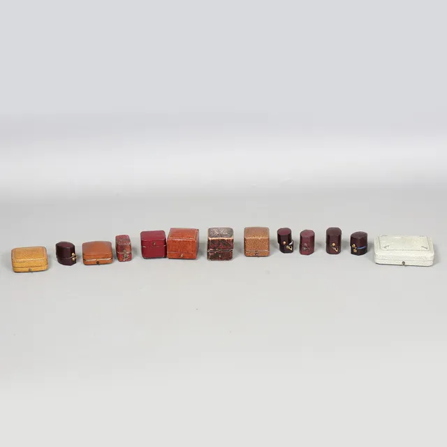 A GOOD COLLECTION OF JEWELLERY AND RING BOXES (13).