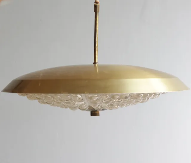 CARL FAGERLUND. Loftlampe af messing og glas. Udført hos Orrefors. Sverige, 1960-70'erne.