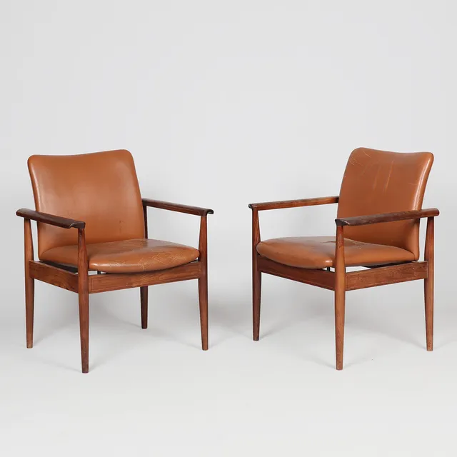 FINN JUHL. Et par "Diplomat" armstole, stel af palisander, sæde og ryg betrukket med cognacfarvet skind, France & Søn, Model FD 209, Danmark, 1960erne, (2).
