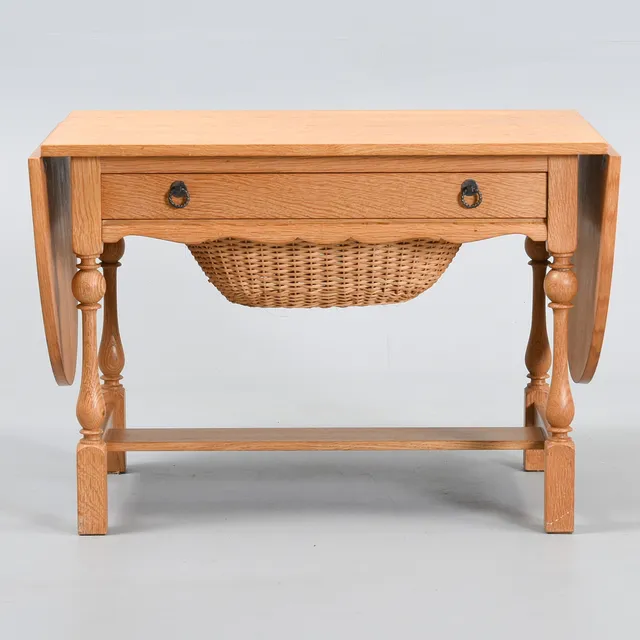 Sofabord / sidebord i egetræ med skuffe og flettet kurv. Danmark, 1960-70'erne.