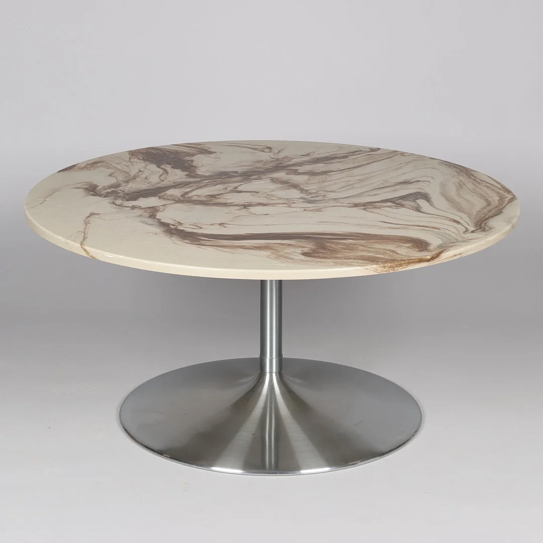 Højt sofabord på trompetfod samt plade af marmoreret kunststof, dansk eller svensk møbelproducent, 1960/70'erne. — Coffee Tables — Palsgaard Kunstauktioner