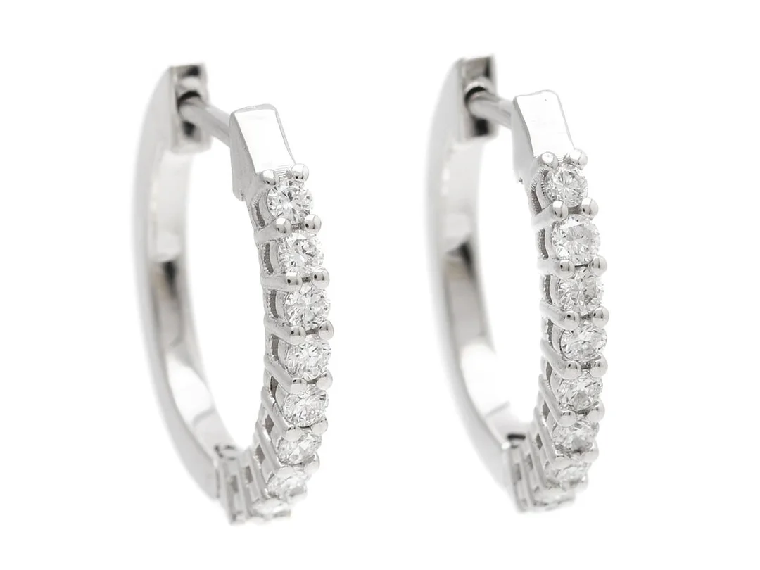 ÖRHÄNGEN, 18K vitguld, 18 briljantslipade diamanter ca 0,36 ctv, ca TW/VVS-VS, höjd 16 mm, vikt 3,2 g, huggies, enstaka diamanter har nagg. — Smycken/Örringar — Kaplans