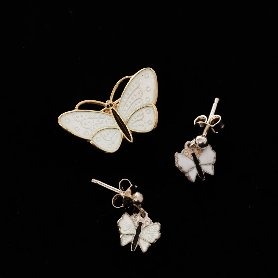 AKSEL HOLMSEN. Brosch & Örhängen, Sterlingsilver, Emaljdekor, Norge. — Jewellery Suites — Garpenhus Auktioner
