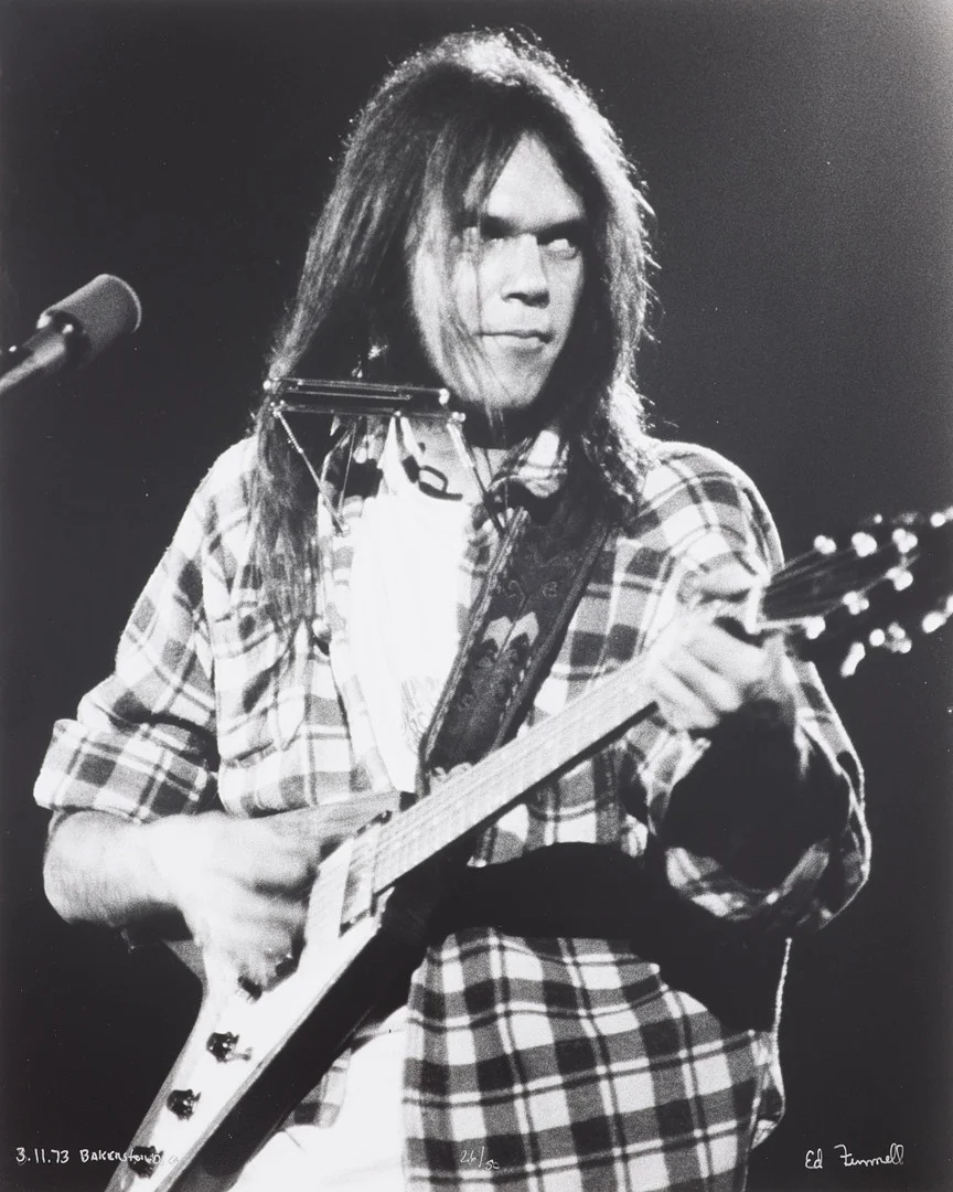 ED FINNELL (USA/SVERIGE, FÖDD 1956). Neil Young & The Stray Gators, "Harvest Tour", Bakersfield Civic Auditorium, 11 Mars 1973, signerad Ed Finnell, numrerad 20/50, analogt darkroom made silvergelatin fotografi, ilford multigrade v rc-papper, 26/50. — Photography — Stockholms Auktionsverk Sickla