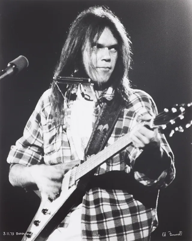 ED FINNELL (USA/SVERIGE, FÖDD 1956). Neil Young & The Stray Gators, "Harvest Tour", Bakersfield Civic Auditorium, 11 Mars 1973, signerad Ed Finnell, numrerad 20/50, analogt darkroom made silvergelatin fotografi, ilford multigrade v rc-papper, 26/50.