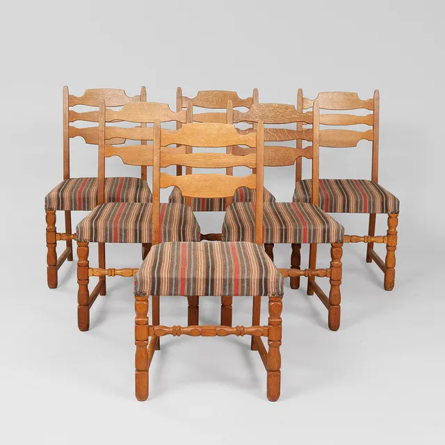Sæt på seks stole med stel af egetræ og sæder betrukket med stribet møbelstof, Kjærnulf-stil, dansk møbelproducent, Danmark, 1960/1970'erne, (6).