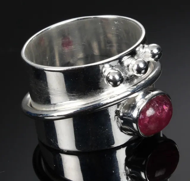 Bred ring af sterlingsølv med pink tourmalin