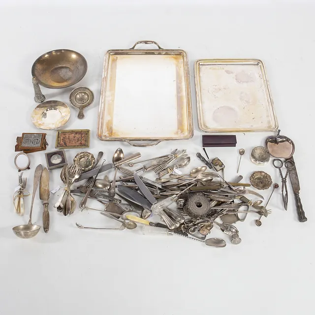 Trays and several decoration and service pieces in silver-plated metal and brass, 20th Century.