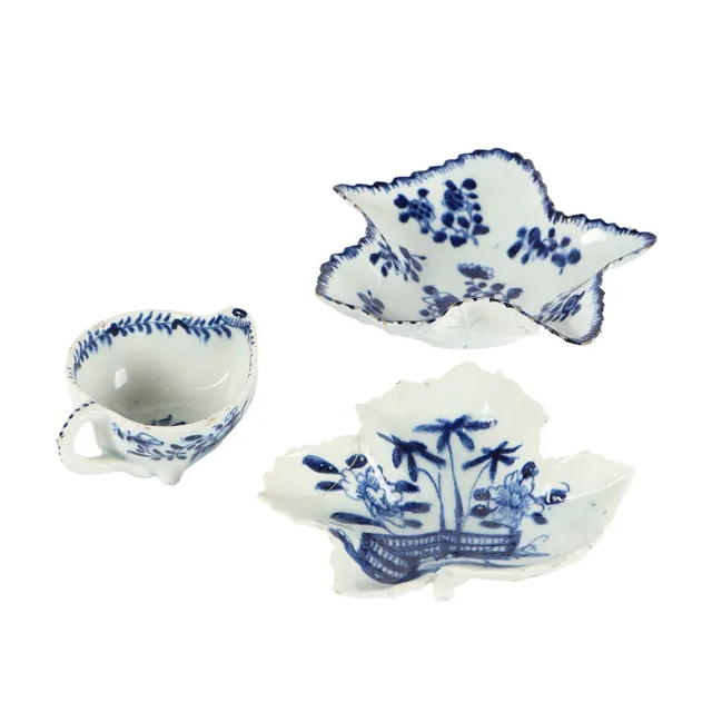 THREE PIECES OF 18TH CENTURY PORCELAIN.