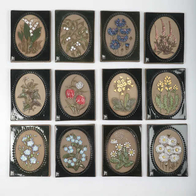AIMO NIETOSVUORI. Väggreliefer, 29 stycken, landskapsblommor, glaserat lergods, Jie, Gantofta.
