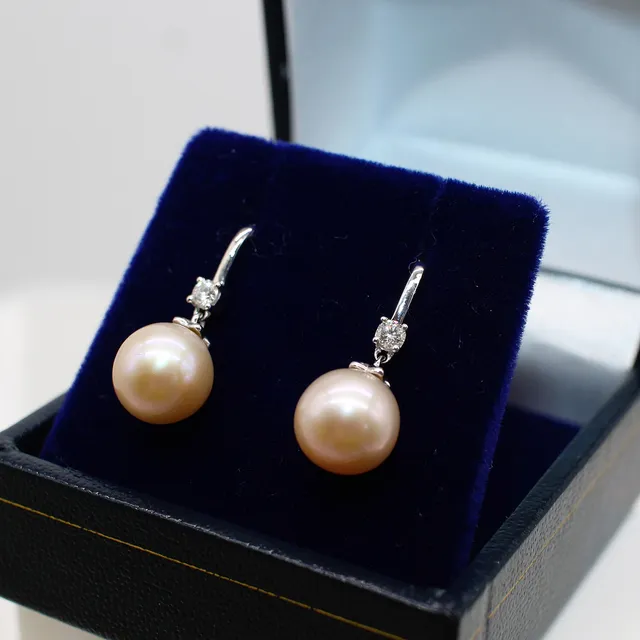 PEARL & DIAMOND DROP EARRINGS.