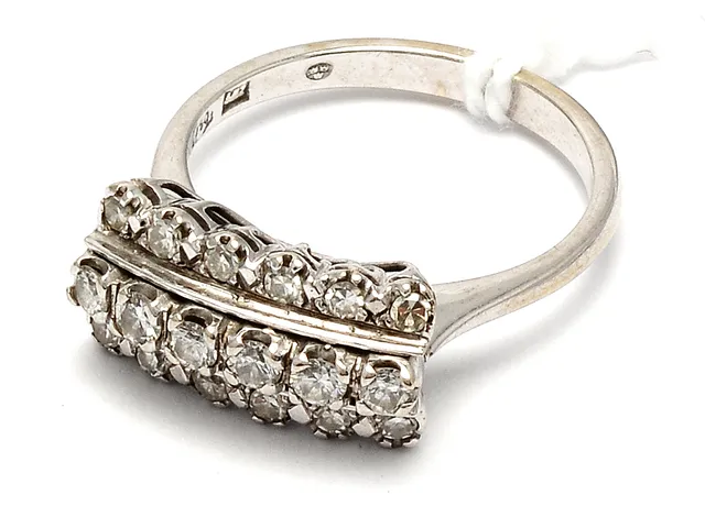 Ring vitguld 18K 4,7g Ø17¼ med diamanter 6xca0,04-0,05ct+åttkantslipade 12xca0,02ct
