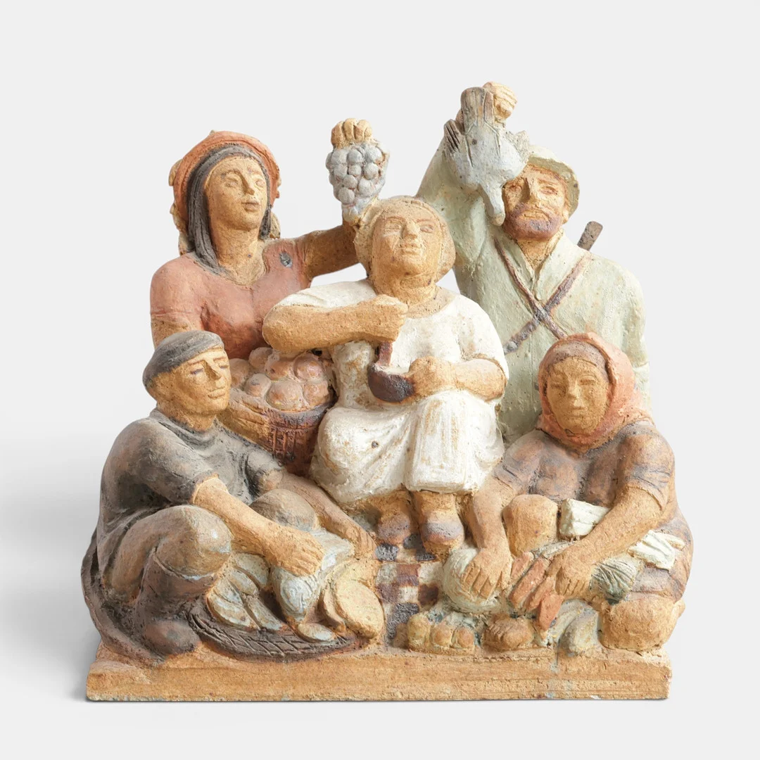KARL OTTO JOHANSEN (1918-2010). Figurgruppe af stentøj dekoreret med grøn, brunlig og hvid glasur med sorte og blå elementer. Sign. og dateret, K. Otto, 78. Udført og stemplet hos Bing & Grøndahl. Unik. — European — Woxholt Auktioner