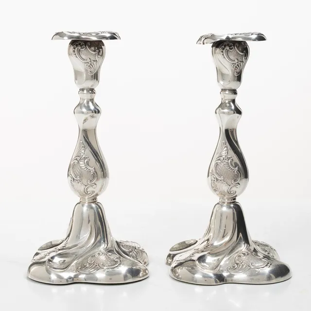 Ljusstakar, ett par, silver, rokokostil,  Thorvald Marthinsen Sølvvarefabrik, Tönsberg, Norge, 1900-tal.