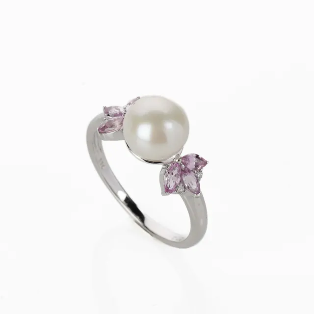 Ring of 9 kt. white gold with sapphire, freshwater pearl and brilliants. size 52