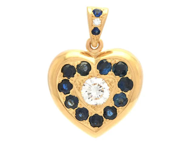 HÄNGE, 18K guld, hjärta, briljantslipad diamant ca 0,65 ct, ca TW(F)/VS1, briljantslipad diamant ca 0,02 ct, ca W(H)/VS, 13 blå safirer ca 1,50 ctv, stl 27 x 19 mm, vikt 15,6 g, några safirer med slitage på fasettkanter.
