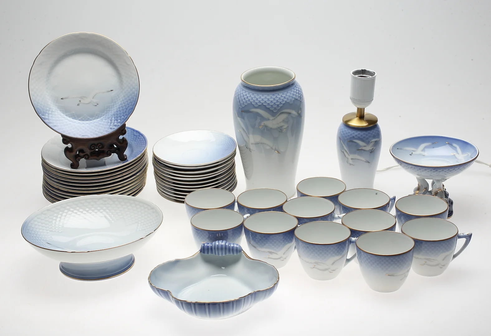 SERVISDELAR, 42 st, porslin, "Blå Måsen", Bing & Gröndahl, Danmark. — European — Kalmar Auktionsverk