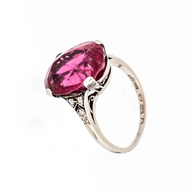 RING. 18K Guld med röd turmalin & diamanter 1900-tal.