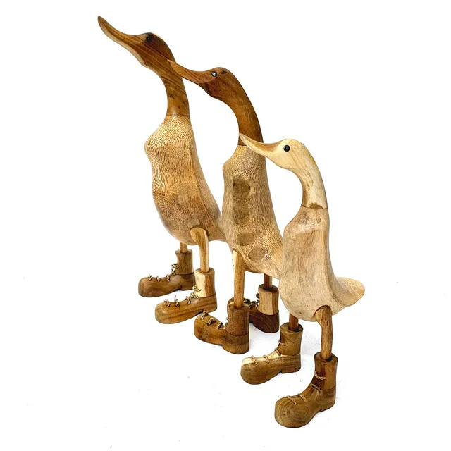COLECCIÓN DE TRES PATOS EN MADERA TALADA DE DISTINTAS MEDIDAS.