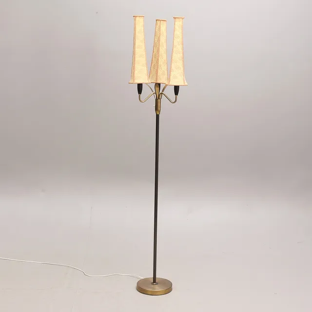 GOLVLAMPA, tre-armad, mässing, omkring 1900-talets mitt.
