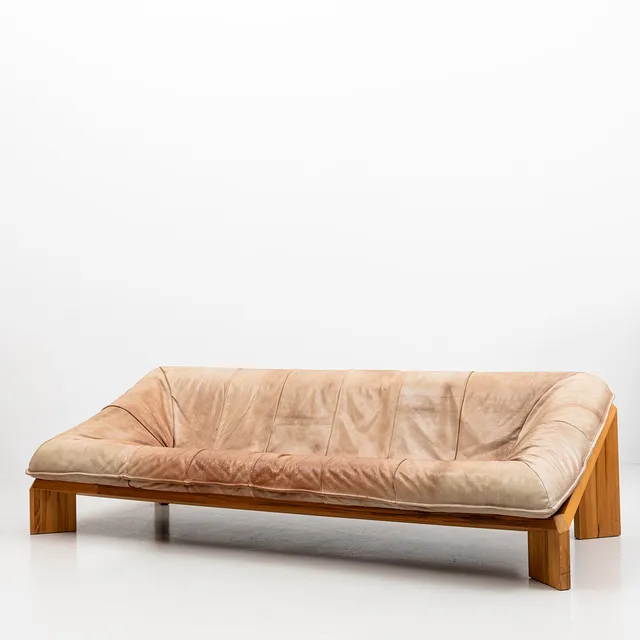 GERARD VAN DEN BERG. TILLSKRIVEN. Soffa "Oslo", Skinn och lövträ, 1970-tal.