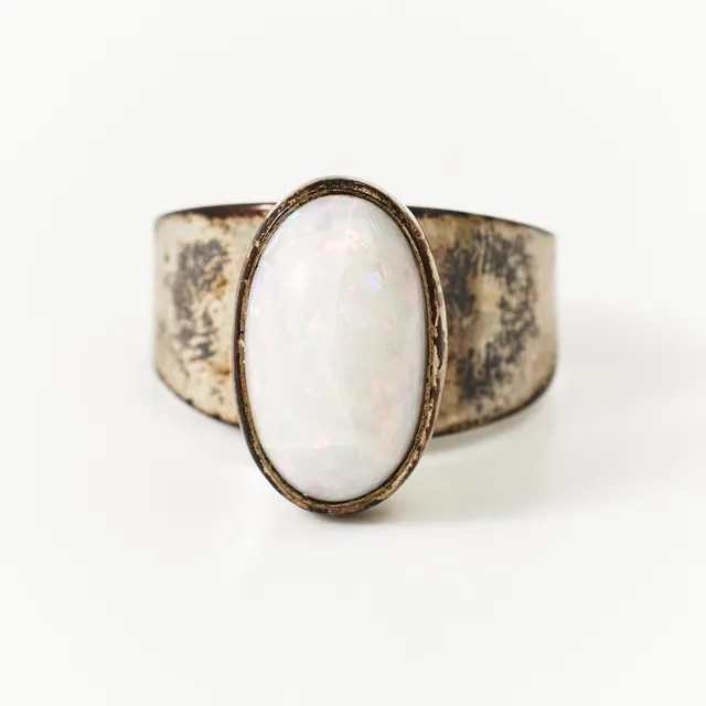 RING, silver, oval cabochonslipad vit opal, O Örneus Guldsmedja, Stockholm 1966.