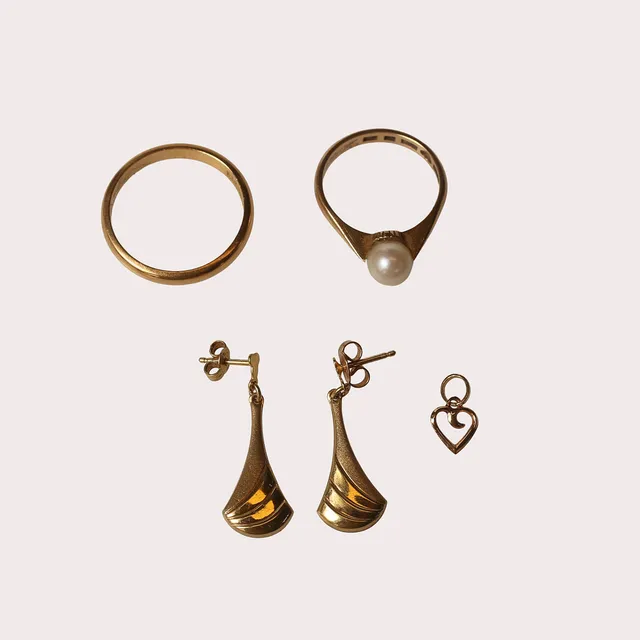 RINGAR, ÖRHÄNGEN SAMT HJÄRTBERLOCK, 18k guld, 5 delar.