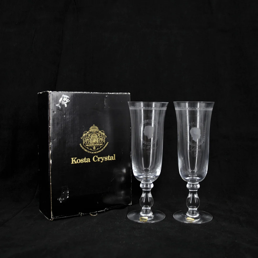 FRITZ KALLENBERG. Champagneglas, 1 par, till minne av Det Kungliga Bröllopet mellan Carl XVI Gustaf och Silvia 1976, Kosta Kristall. — Utility glass — Höganäs Auktionsverk