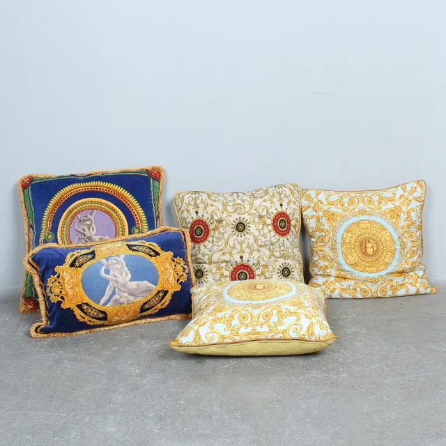 GIANNI VERSACE. für Atelier Versace, Konvolut Zierkissen mit Barockdesign und ikonische Medusa-Motive.