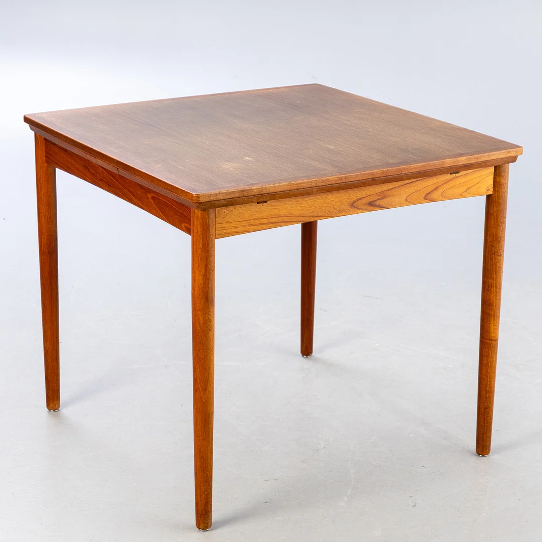 POUL HUNDEVAD. Ausziehbarer Esstisch, Teak, 1960er Jahre. — Dining tables — Stockholms Auktionsverk Hamburg