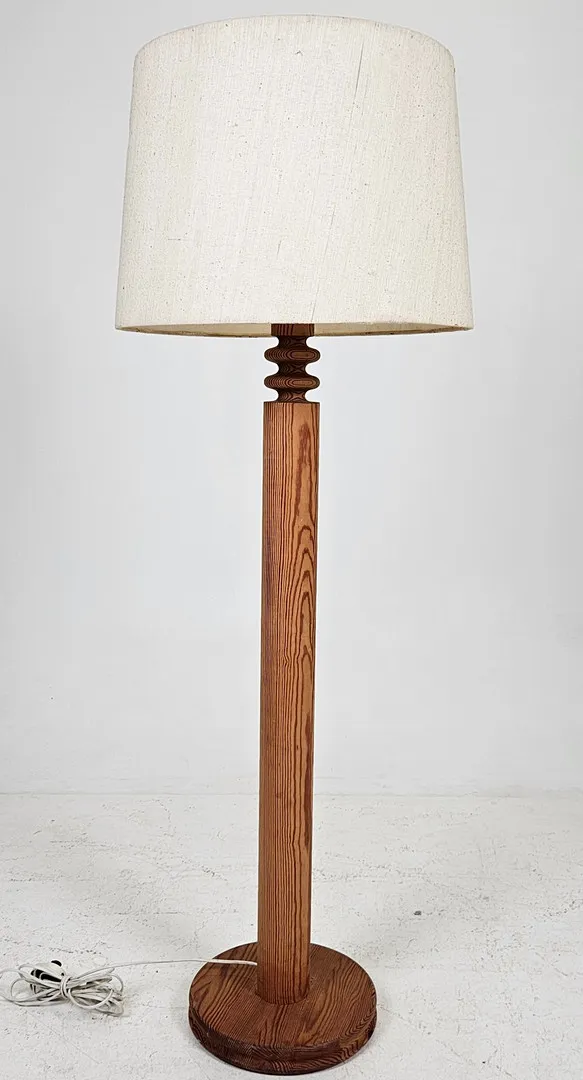 UNO & ÖSTEN KRISTIANSSON. Golvlampa, furu, Luxus, Vttsjö.