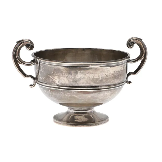 AN EDWARDIAN SILVER TWIN HANDLED TROPHY CUP.