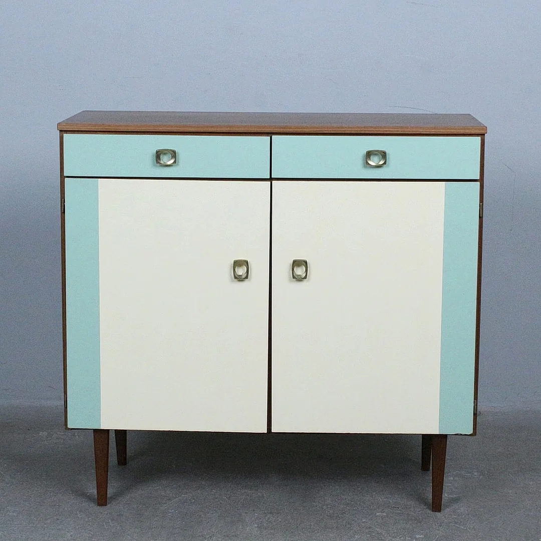 Kleine Kommode der 1960er, bemalt. — Chests of drawers — Stockholms Auktionsverk Düsseldorf/Neuss