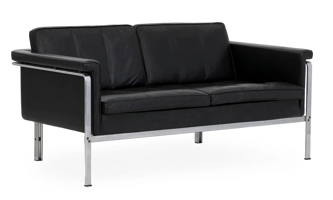 Freestanding two-person sofa with steel frame. Back, sides and cushions upholstered in black leather. Model HB 6912. Designed in the late 1960s. Manufactured by Kill International. L. 139 cm. — Modern Furniture — Bruun Rasmussen