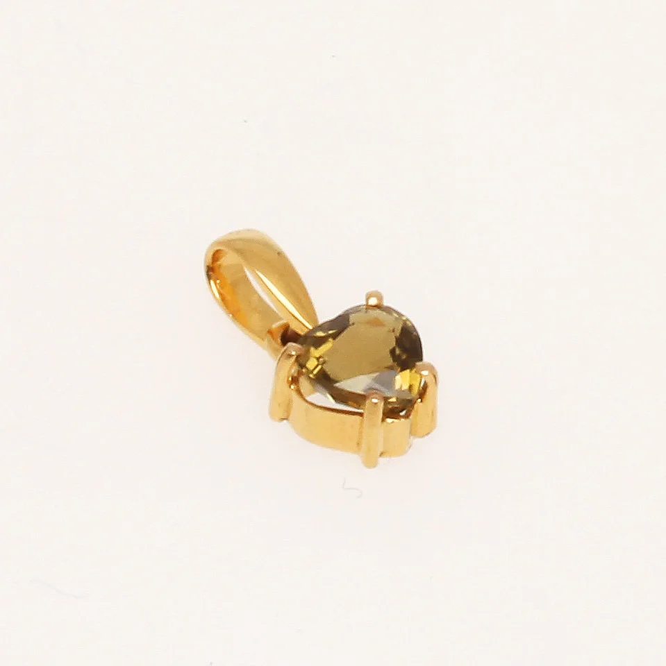 HÄNGE, 18K rödguld med grönbrun turmalin. Vikt 1,61 g. — Brooches & Pendants — Göteborgs Auktionsverk