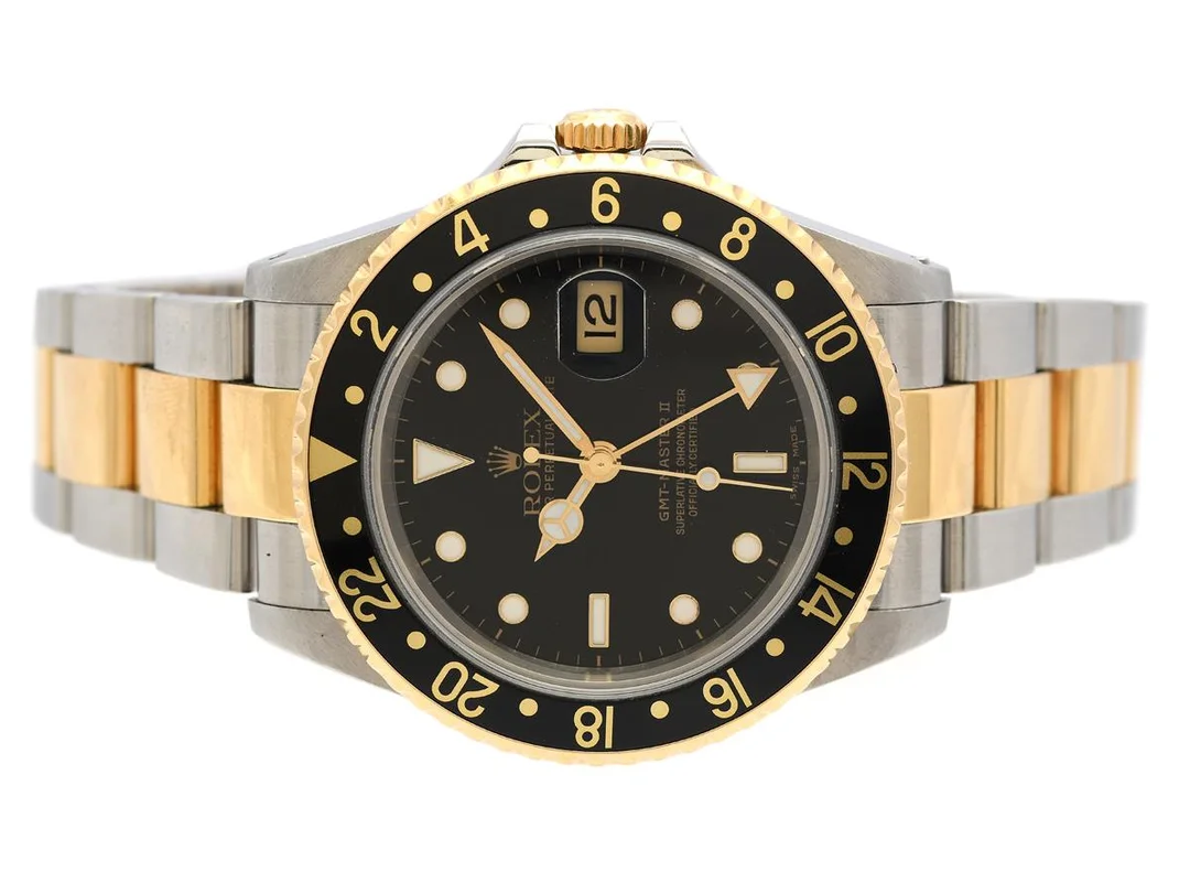 ROLEX, Oyster Perpetual Date, GMT-Master II (Swiss Made), Chronometer, Ref nr. 16713, Serie nr. P923735, Cal 3185, Verk nr. 3 8989927, Boett nr. 2180, herrur, 40 mm, stål/guld, automatisk, safirglas, 24-timmarsvisning, Oysterlocklänk, viklås, Ref nr. 78793A-DE, cert, november 2001, box, ytterkartong. — Klockor/Rolex — Kaplans