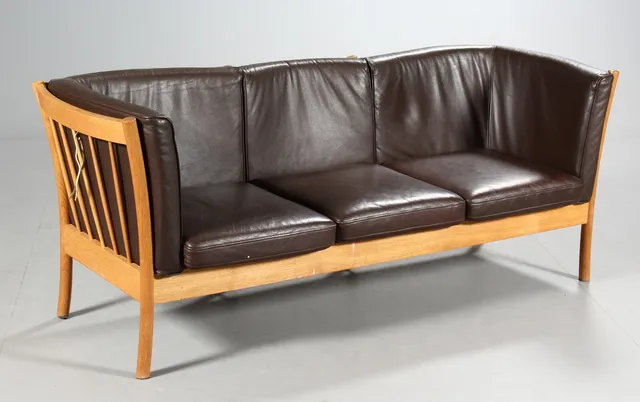 Hurup Møbelfabrik. Tre-pers. sofa, olieret massivt egetræ
