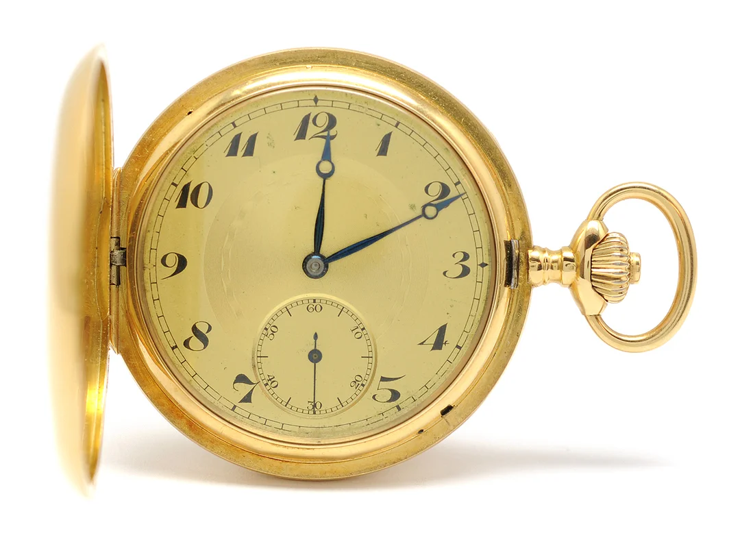IWC, Schaffhausen, fickur, 52 mm, savonett, Cal 66, Serie nr. 650961, Boett nr. 708323, 18K guld, ankargång, skadad urtavla, innerlock i 18K guld, monogram, bucklor, ca 1916. — Klockor/IWC — Kaplans