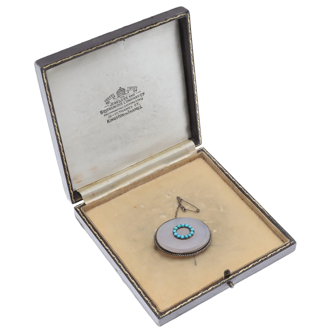 A LATE VICTORIAN CHALCEDONY AND TURQUOISE BROOCH. — Brooches & Pendants — Lawrences Auctioneers