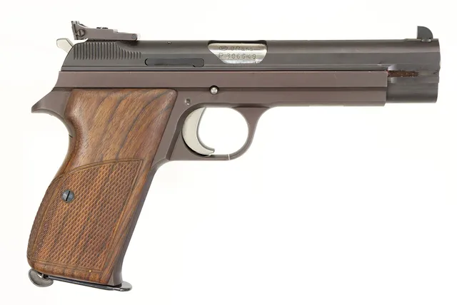 PISTOL MED EXTRA PIPA, fabrikat SIG, modell P210-6, kaliber 9x19, tillv.nr P306649, se-nr SE1193448.