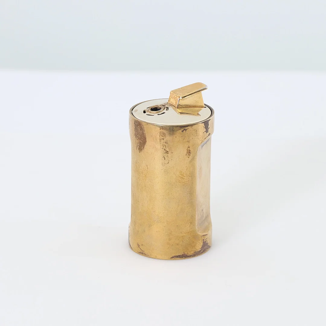 PIERRE FORSSELL. 1925-2004. Bordständare, mässing, Skultuna nr 85, signerad, 1985. — Pewter, Brass & Copper — Auktionsverket Engelholm