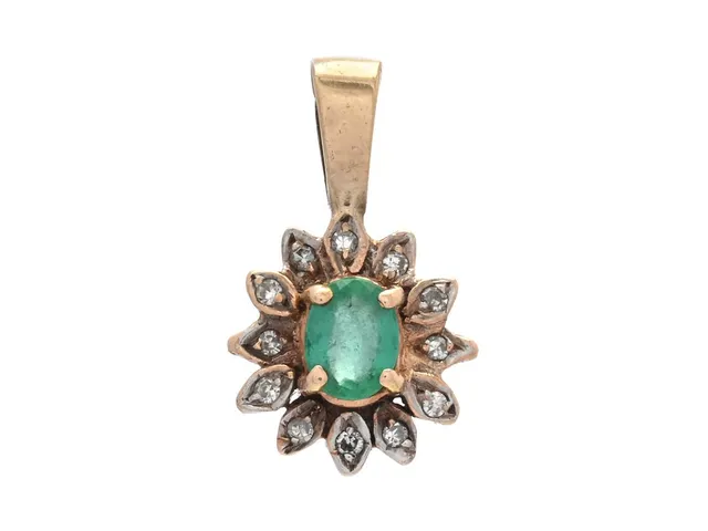 CAMROSÈHÄNGE, 14K guld, smaragd, åttkantslipade diamanter, vikt 0,7 g.