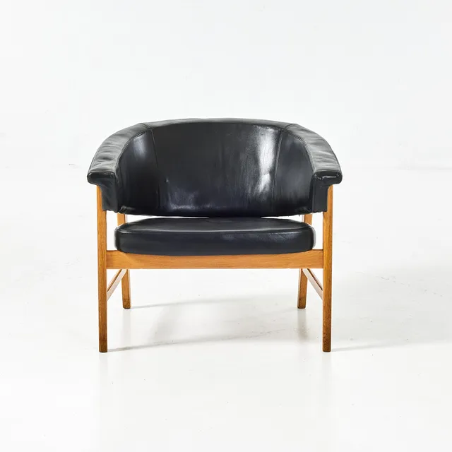 FÅTÖLJ, Swedish Modern, ek, stoppad sits och rygg, svart läderklädsel.