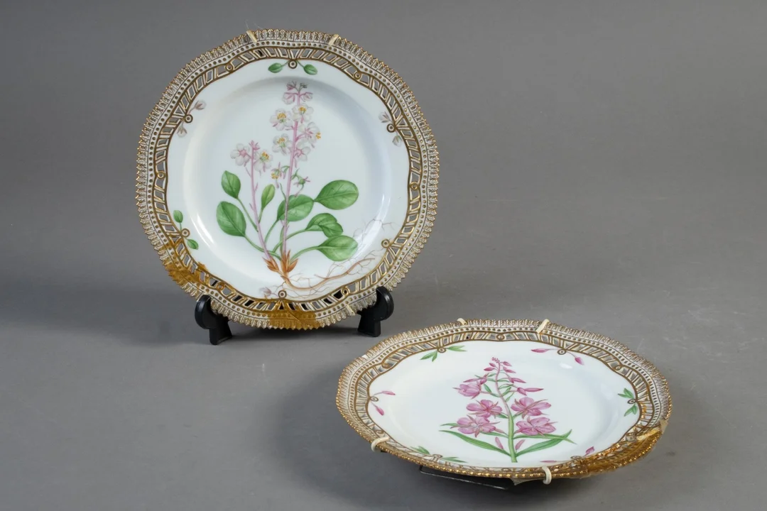 Royal Copenhagen. To Flora Danica tallerkener (2) — Glass, porcelain and ceramics/Dinnerware, tea sets, coffee sets — Lauritz